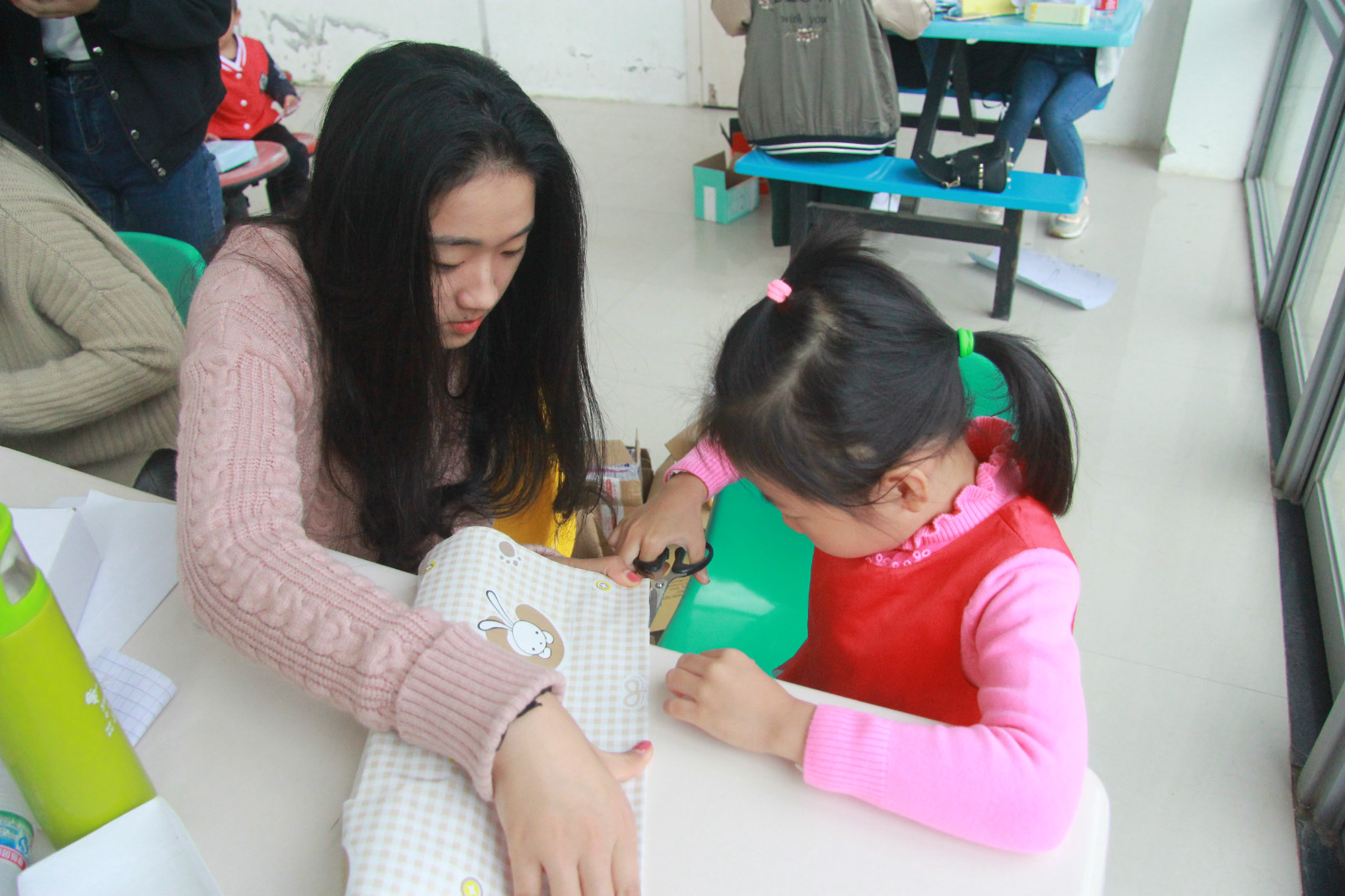 2、林淑云同学与孩子做手工.jpg