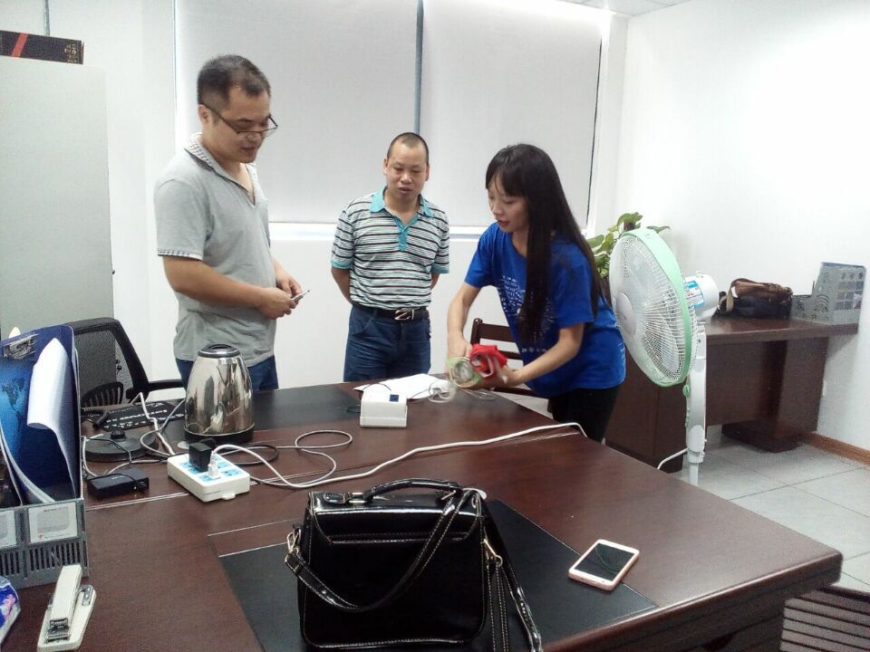 队员展示输液系统.JPG