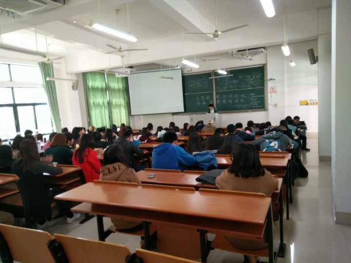 会计与金融学院预备党员林世帆讲话.jpg